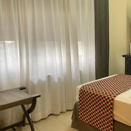 Ξενοδοχείο Estee 4*