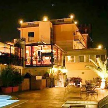 Estée 4*